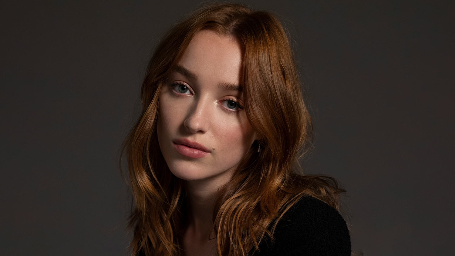 Phoebe Dynevor To Star In 20th’s Adaptation Of Emily Henry Bestseller ‘Beach Read’